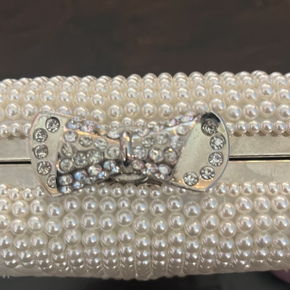 New with tags. Pearl evening bag with silver chain and crystal bow clasp - Picture 3 of 9